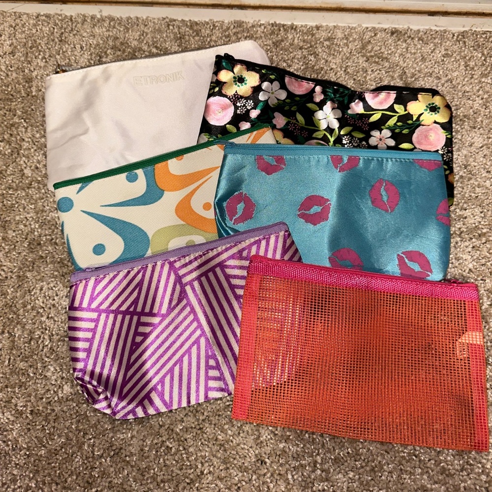 Lot of 6 little zippered bags